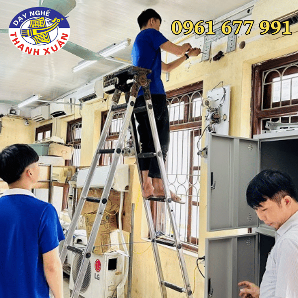 Thực hành sửa chữa điện lạnh tại xưởng thực hành.