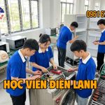 Thanh niên học nghề điện lạnh sau lớp 12 tại Hà Nội với sự hướng dẫn của giáo viên