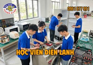 Thanh niên học nghề điện lạnh sau lớp 12 tại Hà Nội với sự hướng dẫn của giáo viên