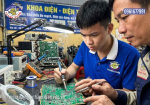 Học viên ngành điện tử đang thực hành sửa chữa bo mạch tivi